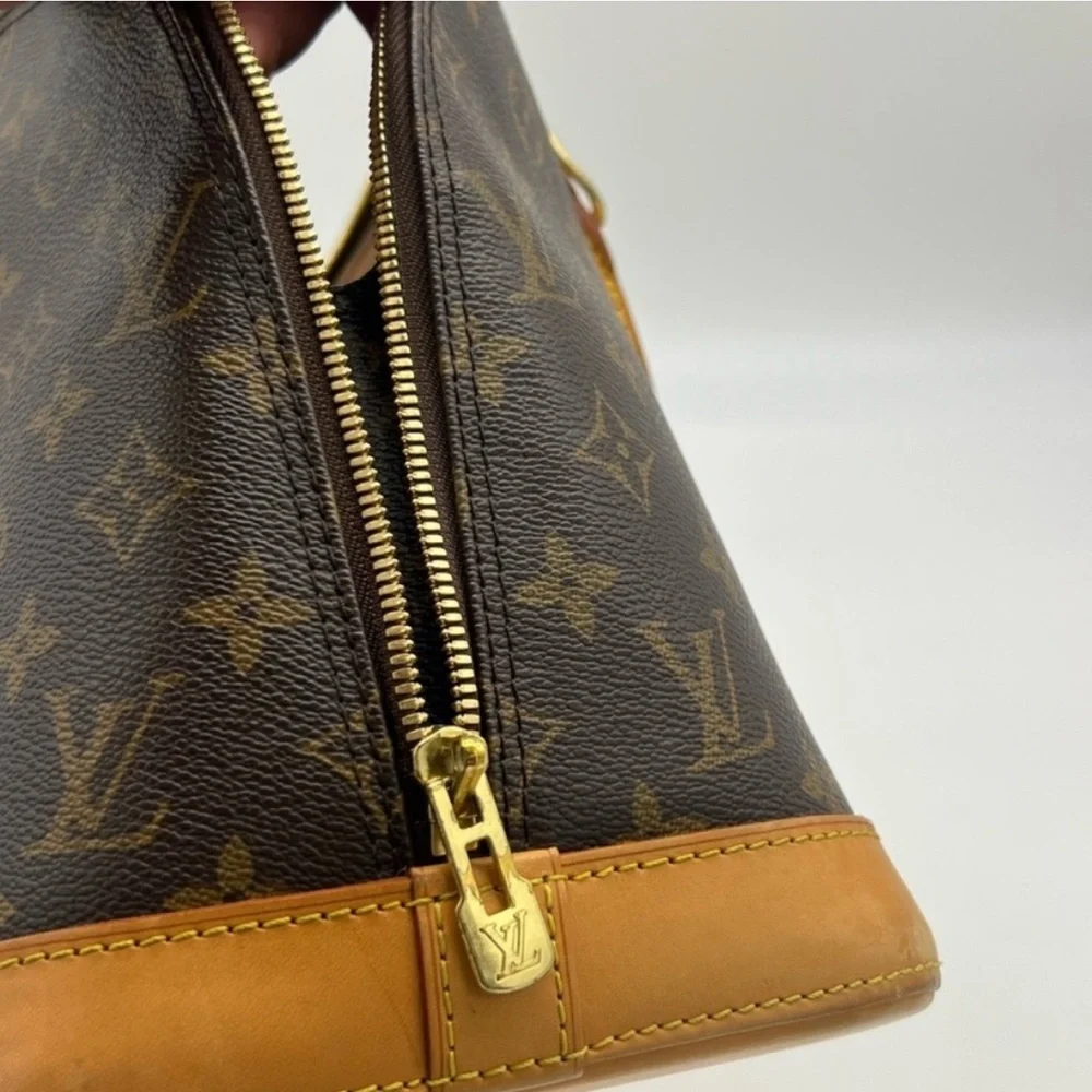 Authentic LOUIS VUITTON Alma PM
$1100 - Picture 13 of 15